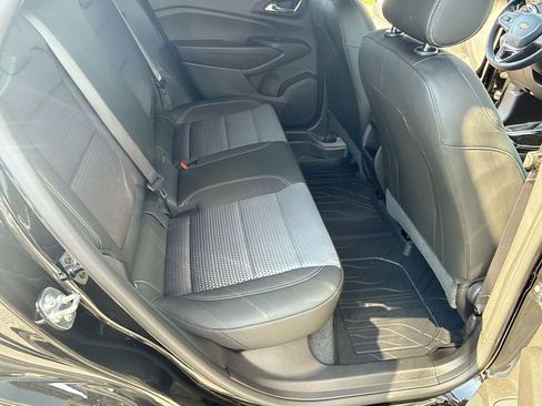 Used 2025 Chevrolet Trax LT w/ LT Convenience Package FWD image 19