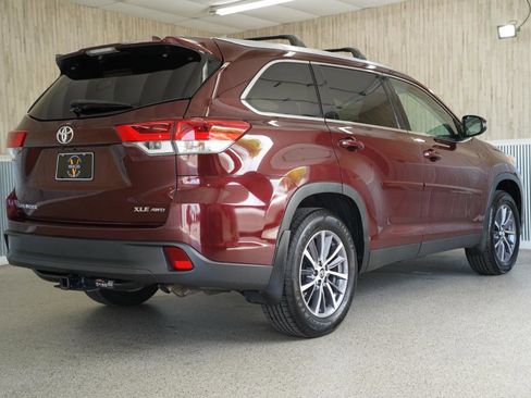 Used 2019 Toyota Highlander XLE w/ Carpet Mat Package (TMS) AWD/4WD image 10