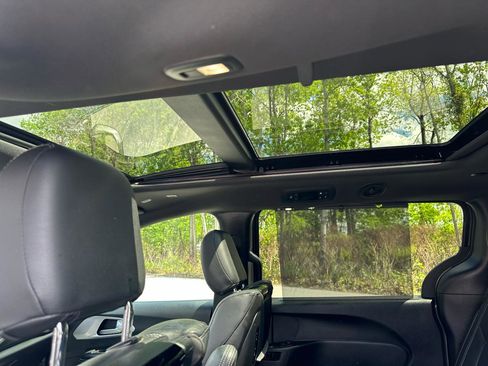 Used 2021 Chrysler Pacifica Touring-L w/ Uconnect Theater Family Group AWD/4WD image 14