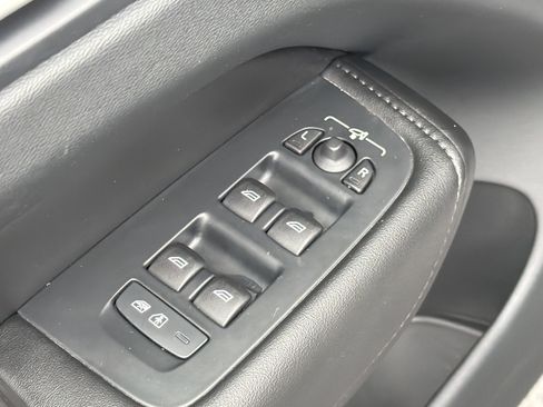 Certified 2023 Volvo XC60 B5 Plus w/ Protection Package Premier AWD/4WD image 15