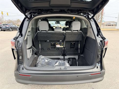 Certified 2024 Toyota Sienna XLE image 14