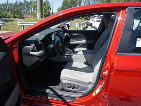 Used 2019 Toyota Camry SE image 2