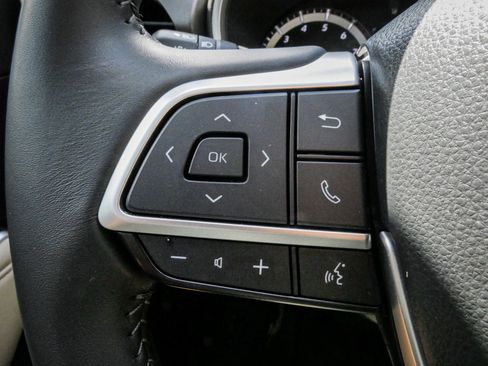 Used 2024 Toyota Highlander XLE FWD image 19