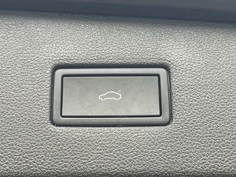 Used 2022 Volkswagen Tiguan SE R-Line image 19