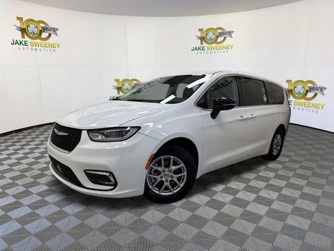 Used 2024 Chrysler Pacifica Touring-L image 4