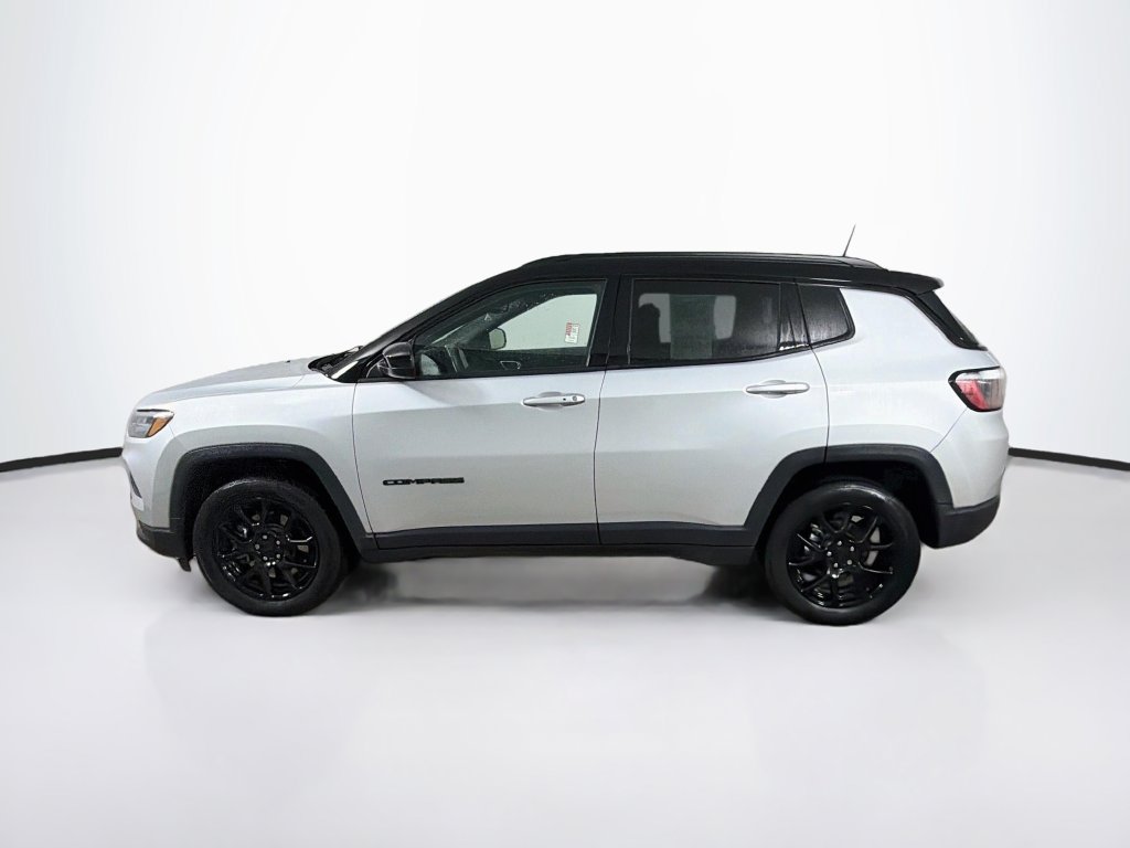 Used 2024 Jeep Compass Latitude w/ Convenience Group AWD/4WD image 8