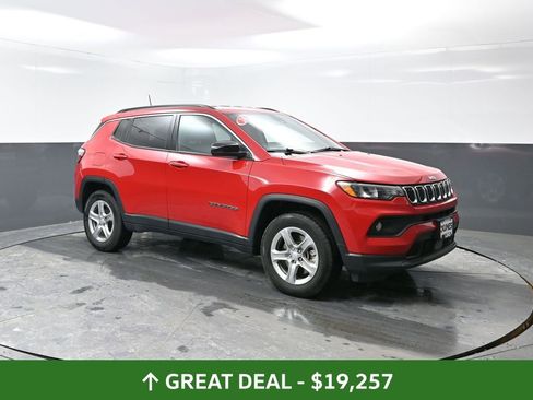 Used 2024 Jeep Compass Latitude image 4