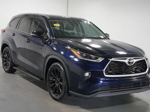 Used 2021 Toyota Highlander XLE FWD image 3