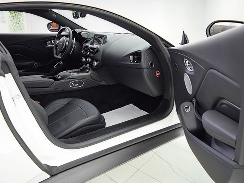 Used 2023 Aston Martin V8 Vantage Coupe RWD image 35