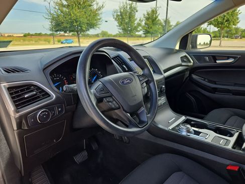 Used 2020 Ford Edge SE FWD image 2