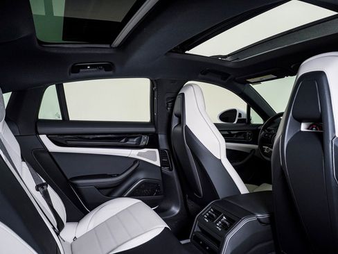 Certified 2025 Porsche Panamera 4 image 16