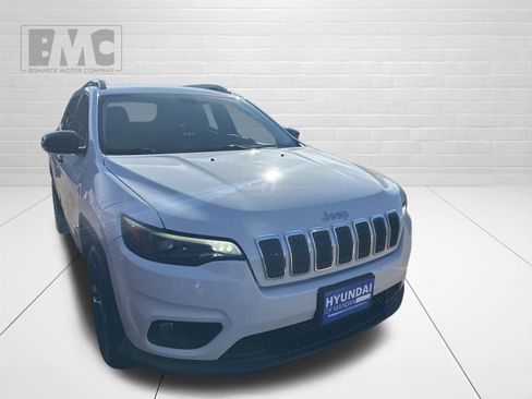 Used 2020 Jeep Cherokee Latitude Plus image 2