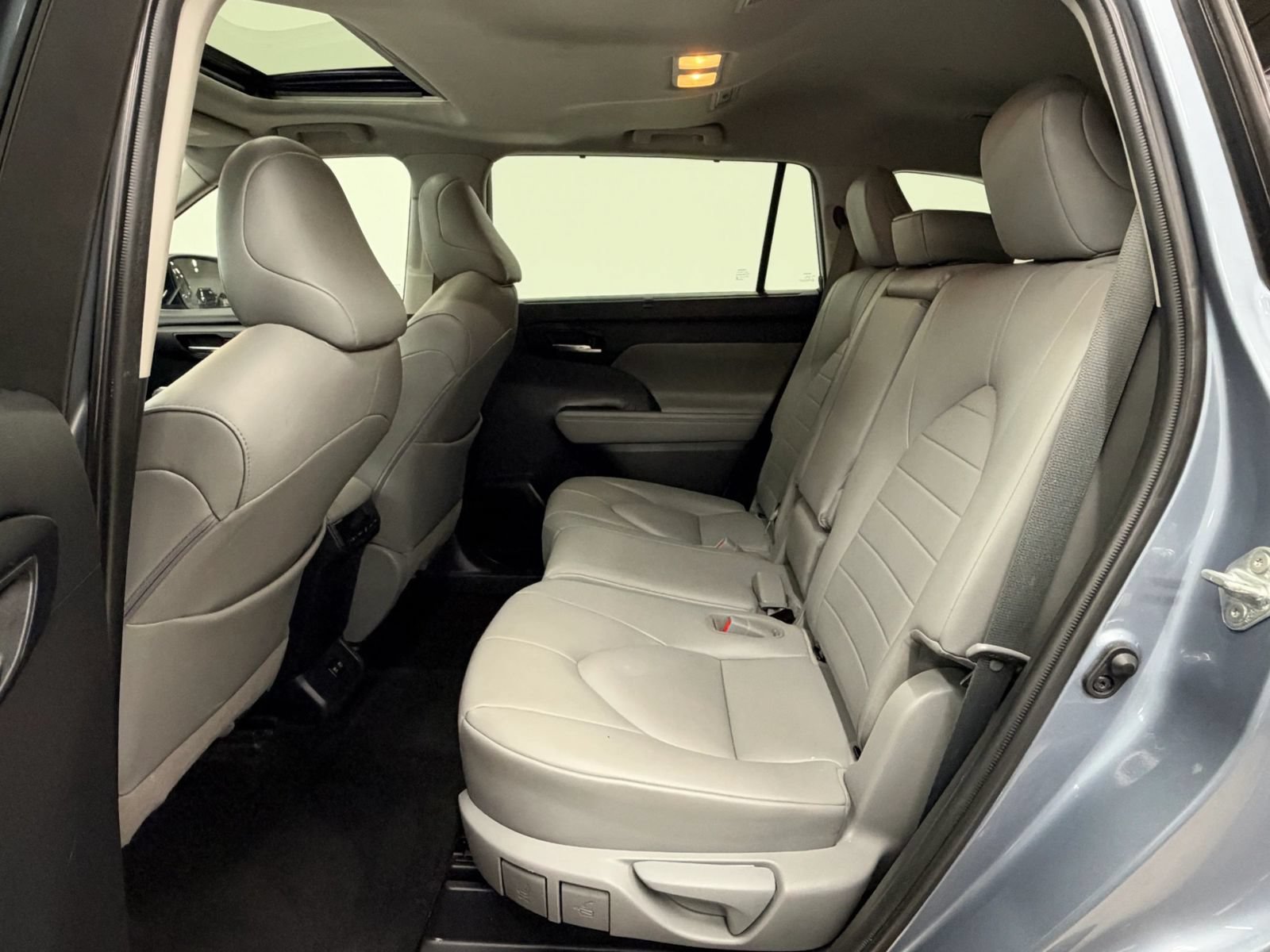 Used 2020 Toyota Highlander XLE AWD/4WD image 19