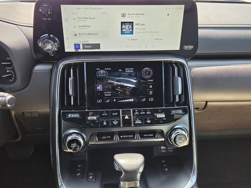 Used 2023 Lexus LX 600 4WD w/ Luxury Package image 18