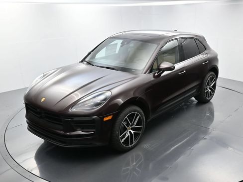 Certified 2025 Porsche Macan AWD/4WD image 29