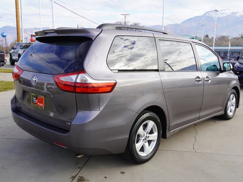 Used 2018 Toyota Sienna LE image 8