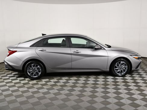 Used 2024 Hyundai Elantra SEL FWD image 5