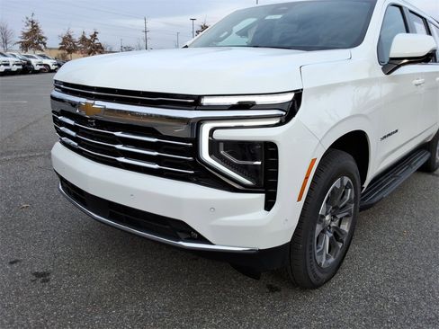 New 2026 Chevrolet Suburban LT image 9