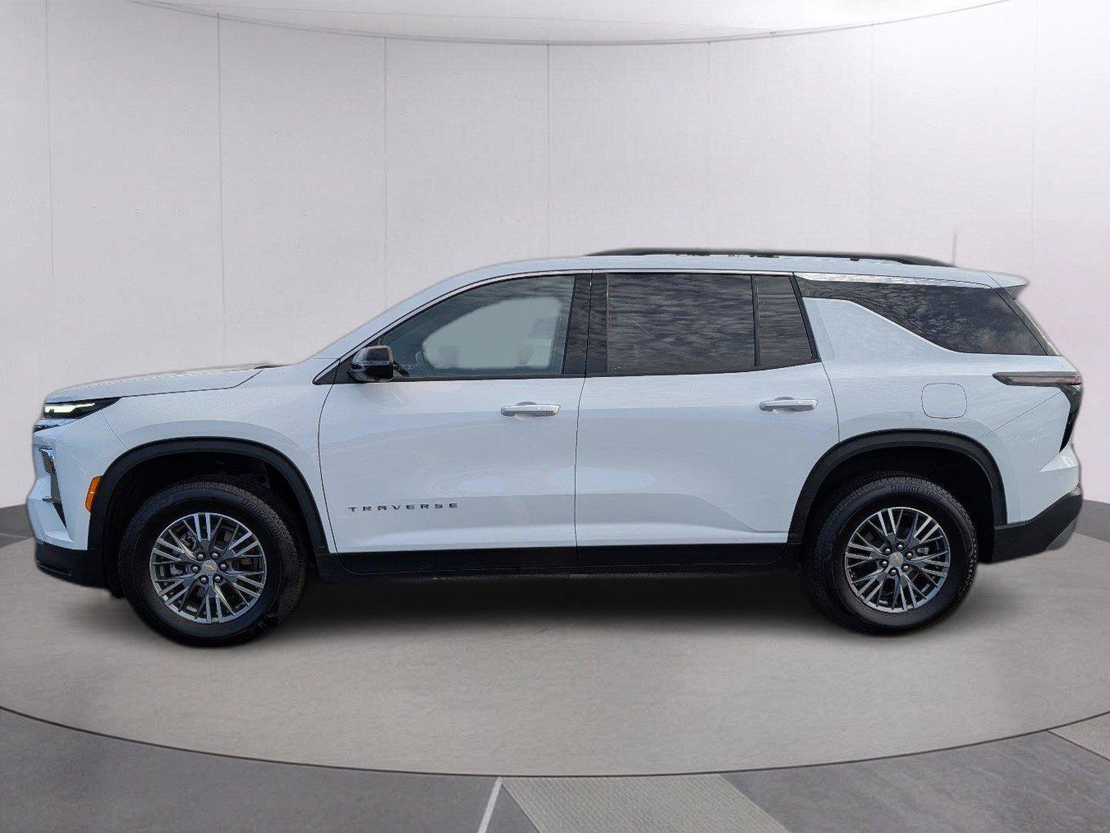 Used 2026 Chevrolet Traverse LT w/ Driver Confidence Package FWD image 2