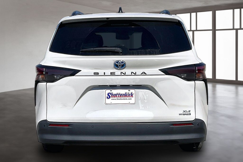 Used 2024 Toyota Sienna XLE FWD image 5
