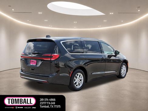 Used 2023 Chrysler Pacifica Touring-L FWD image 7
