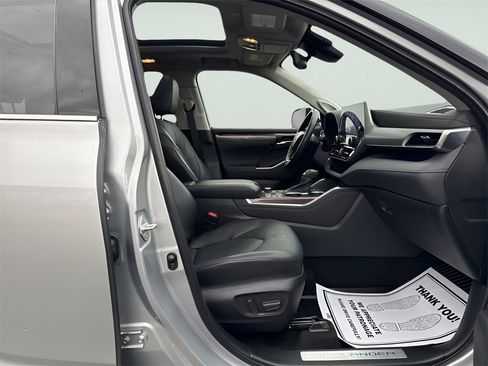 Used 2023 Toyota Highlander Limited image 10