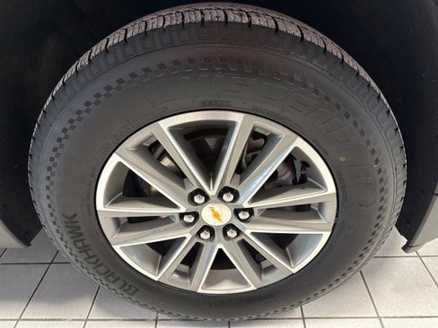 Used 2023 Chevrolet Traverse LT image 9