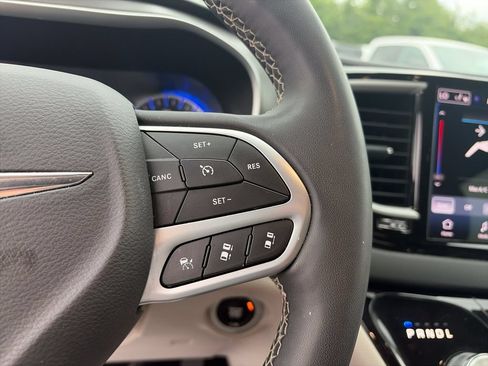 Used 2023 Chrysler Pacifica Touring-L FWD image 21
