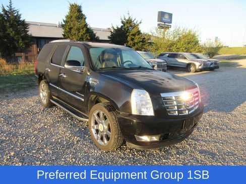 Used 2010 Cadillac Escalade Luxury image 2