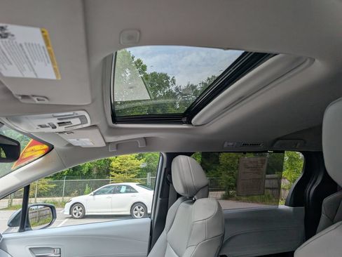 Used 2025 Toyota Sienna XLE FWD image 25