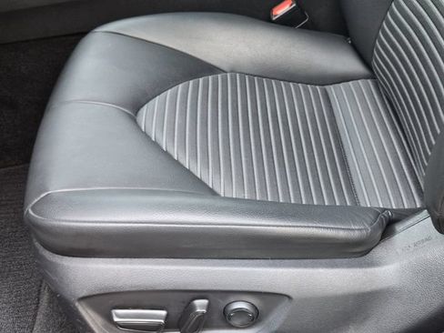 Used 2019 Toyota Camry SE FWD image 18