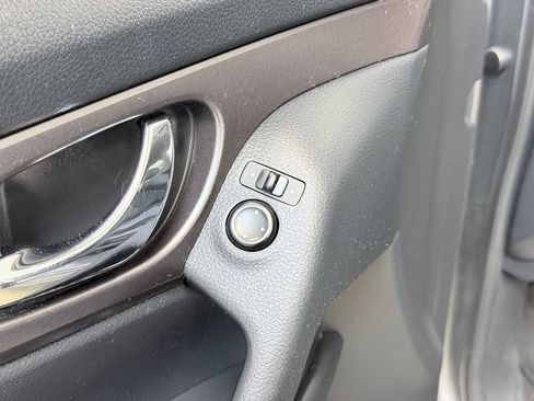 Used 2016 Nissan Rogue SV FWD image 10