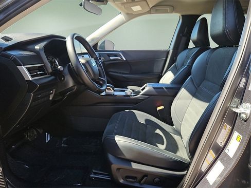 Used 2025 Mitsubishi Outlander SE image 22