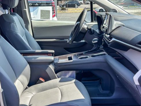 Used 2024 Toyota Sienna XLE w/ XLE Plus Package FWD image 17