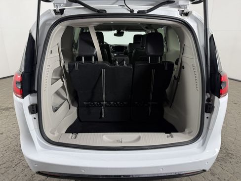 Used 2024 Chrysler Pacifica Touring-L FWD image 7
