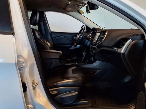 Used 2017 Jeep Cherokee Trailhawk w/ Cold Weather Group image 11