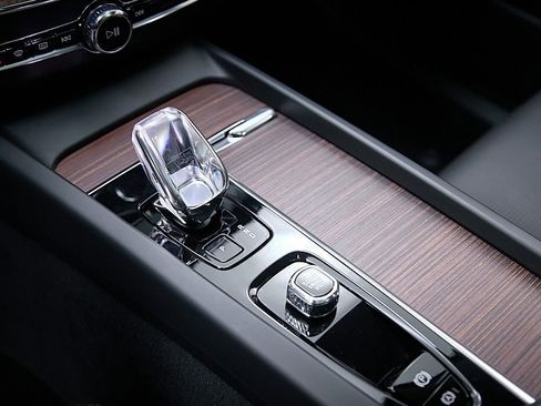 Certified 2023 Volvo XC60 B6 Ultimate w/ Protection Package Premier image 16