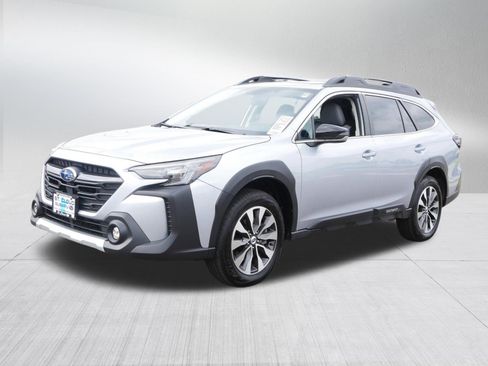 Certified 2025 Subaru Outback Limited AWD/4WD image 3