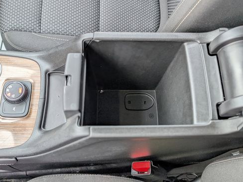 Used 2021 GMC Acadia SLE image 24