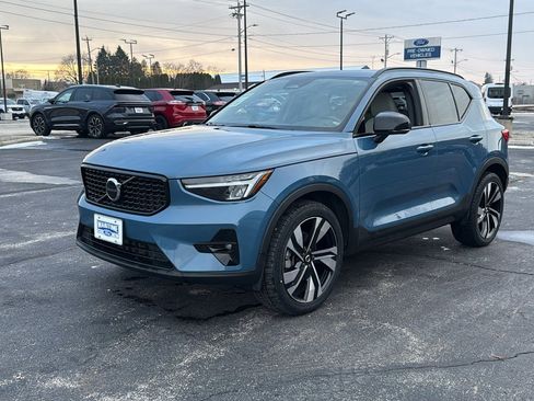 Used 2023 Volvo XC40 B5 Plus w/ Climate Package image 4