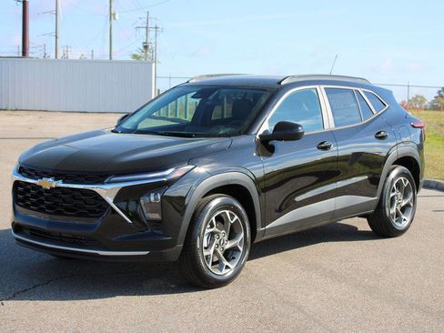 New 2026 Chevrolet Trax LT w/ Driver Confidence Package FWD image 2