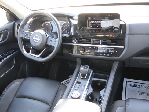 Used 2024 Nissan Pathfinder SL image 16