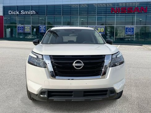 Used 2024 Nissan Pathfinder S image 2