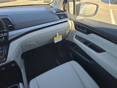 New 2026 Honda Odyssey Touring image 13