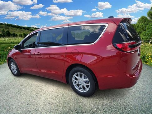 New 2026 Chrysler Pacifica Select image 3