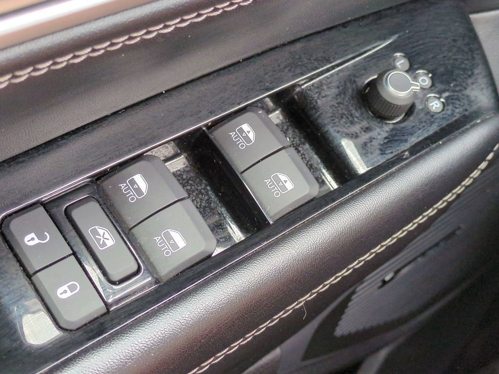 Used 2024 Jeep Wagoneer Series III AWD/4WD image 28