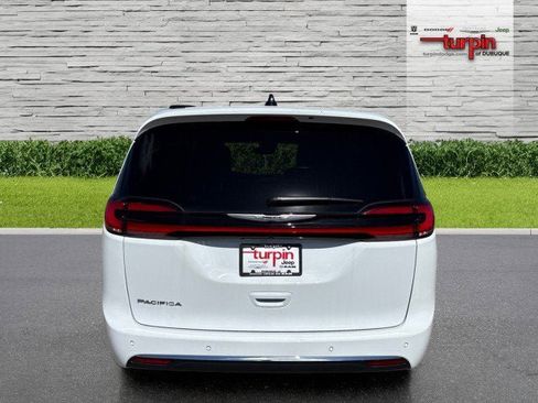 New 2025 Chrysler Pacifica Select image 4