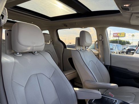 Used 2017 Chrysler Pacifica Limited image 27