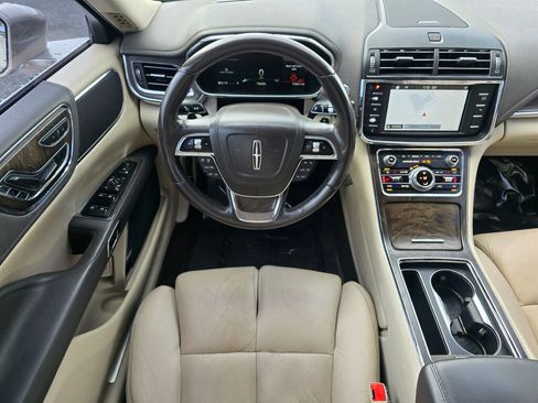 Used 2017 Lincoln Continental Select FWD image 2