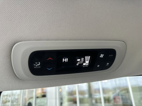 Used 2023 Chrysler Pacifica Touring-L image 37